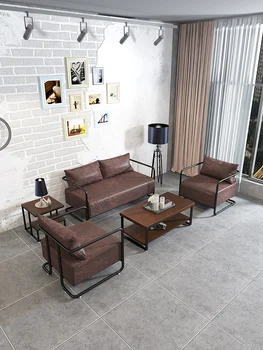 Običaj potkrovlje klasicni iron kauč na namještaj u industrijsko stilu dnevni boravak studio prijem pregovori kreativni kauč za odmor